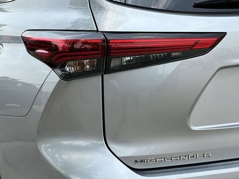 Used 2020 Toyota Highlander LE AWD/4WD image 6