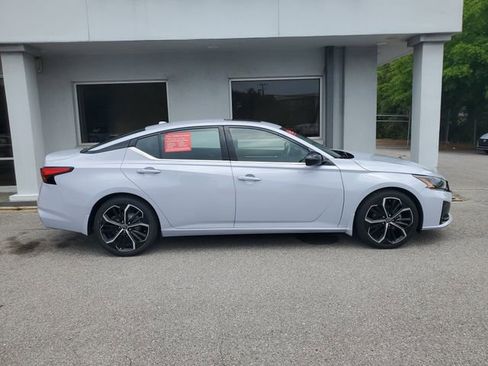 Certified 2023 Nissan Altima 2.5 SR w/ SR Premium Package FWD image 7