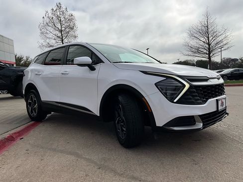 Used 2025 Kia Sportage LX image 4