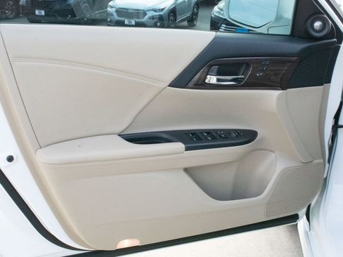 Used 2017 Honda Accord Touring image 11