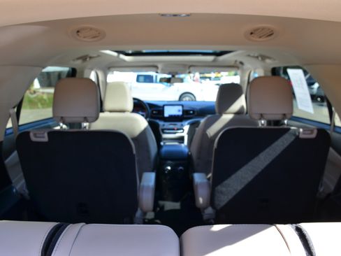 Used 2022 Ford Explorer XLT w/ Equipment Group 202A image 21