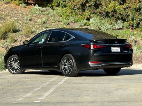 Certified 2022 Lexus ES 300h w/ Premium Package image 3