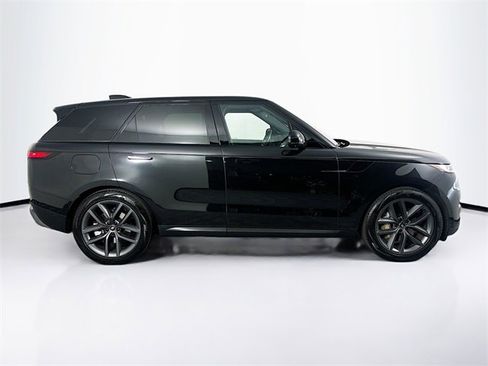 Used 2025 Land Rover Range Rover Sport SE image 4