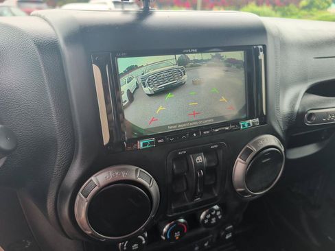 Used 2018 Jeep Wrangler Unlimited Sahara AWD/4WD image 23