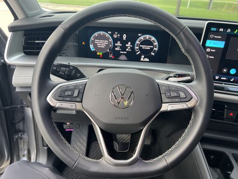 Used 2026 Volkswagen Tiguan SE FWD image 34