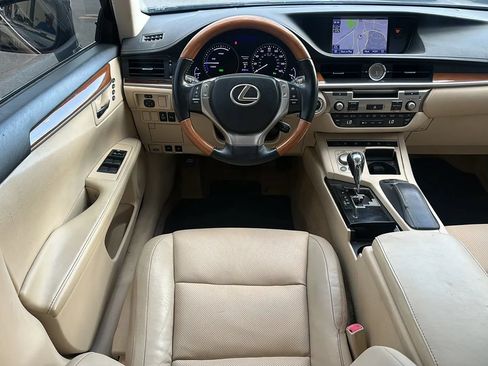 Used 2013 Lexus ES 300h w/ Luxury Pkg FWD image 6