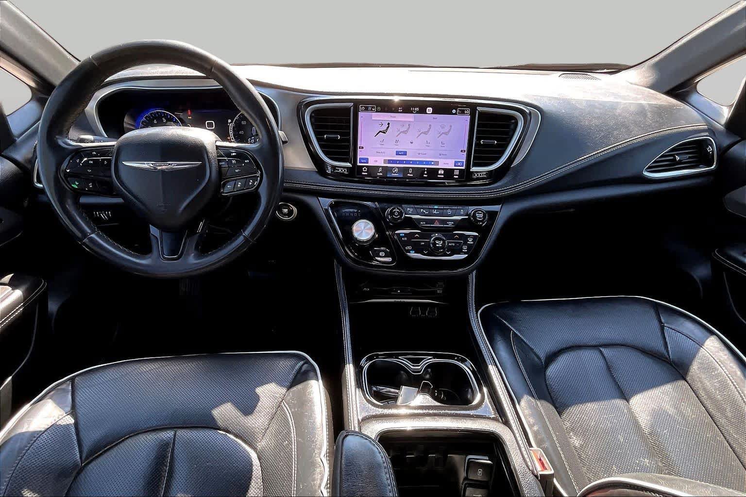Used 2023 Chrysler Pacifica Limited w/ Uconnect Theater Family Group FWD image 16