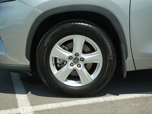 Used 2023 Toyota Highlander LE FWD image 10
