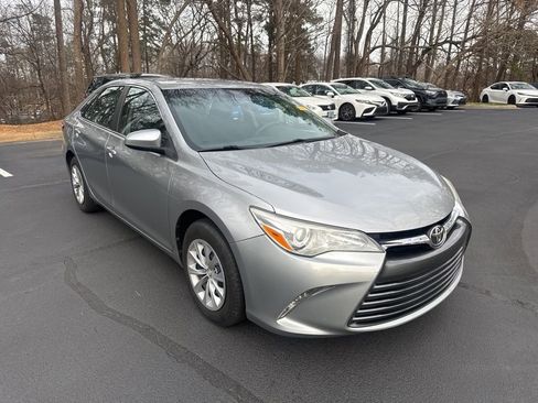Used 2015 Toyota Camry LE image 1