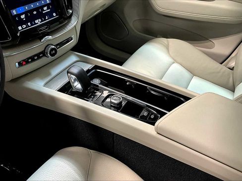 Certified 2023 Volvo XC60 B5 Plus w/ Climate Package image 15