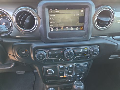 Used 2021 Jeep Gladiator Overland w/ Cold Weather Group AWD/4WD image 26