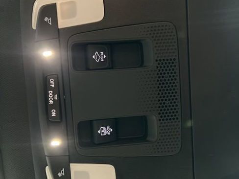 Used 2025 Honda Pilot TrailSport image 32