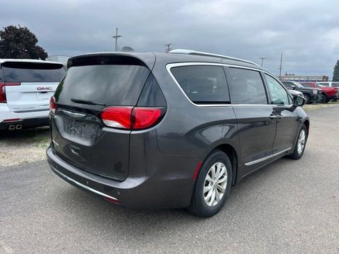 Used 2018 Chrysler Pacifica Touring-L Plus FWD image 5