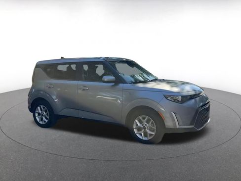 Used 2025 Kia Soul LX w/ LX Technology Package image 2