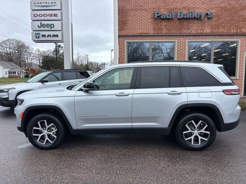 Used 2024 Jeep Grand Cherokee Limited image 3