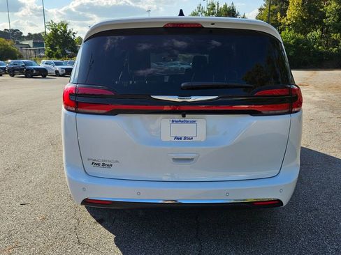 New 2026 Chrysler Pacifica Select image 11