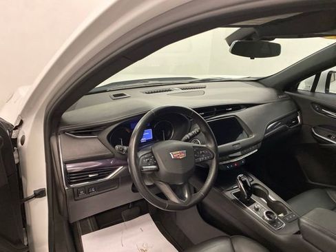 Used 2022 Cadillac XT4 Luxury w/ Cold Weather Package AWD/4WD image 7
