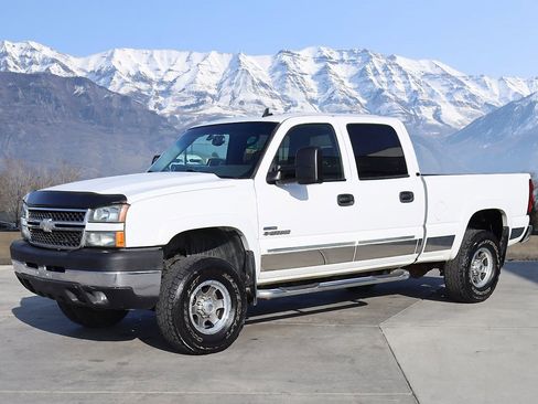 Used 2006 Chevrolet Silverado 2500 LT w/ Heavy-Duty Power Package image 2