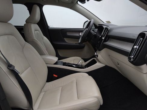 Used 2023 Volvo XC40 B5 Plus image 21