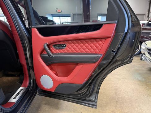 Used 2018 Bentley Bentayga image 79
