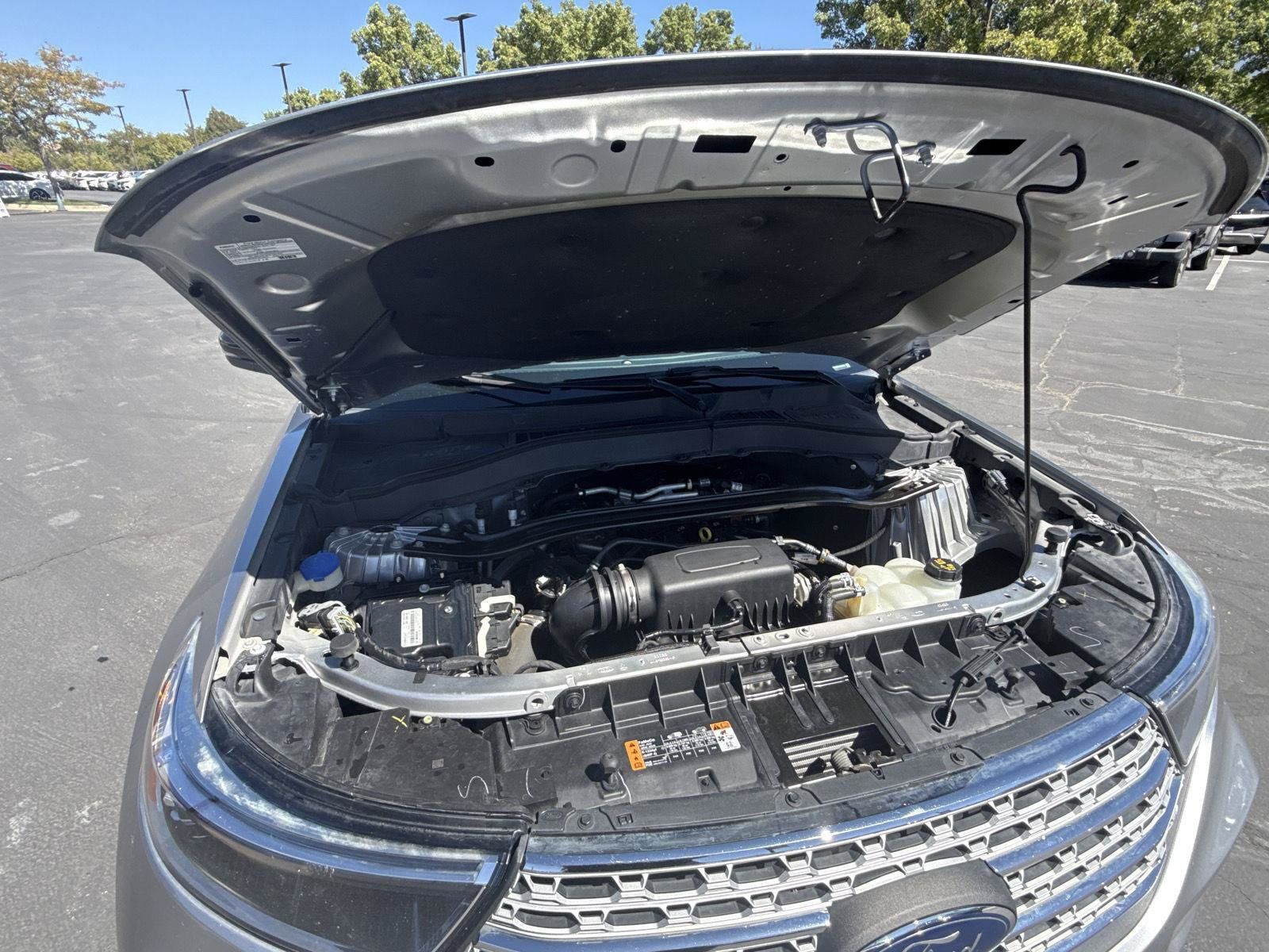Used 2021 Ford Explorer Limited w/ Equipment Group 301A AWD/4WD image 34