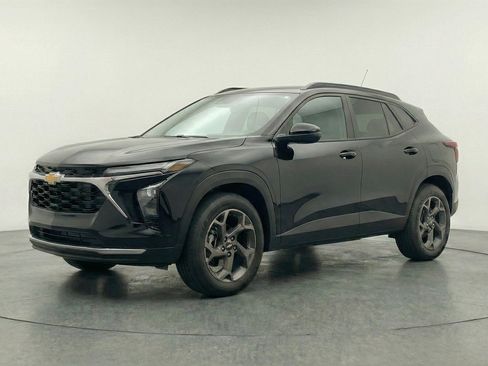 Used 2025 Chevrolet Trax LT FWD image 3
