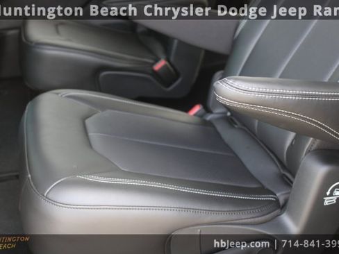 Used 2026 Chrysler Pacifica Select image 38