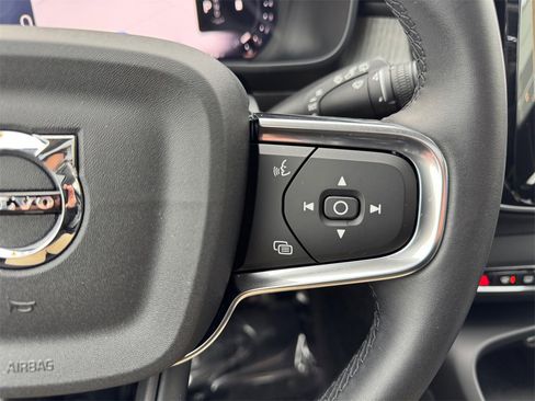 Certified 2025 Volvo XC40 B5 Core image 13