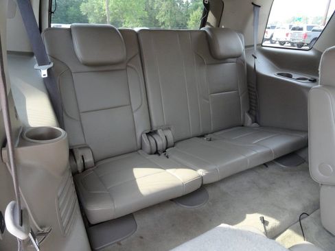 Used 2017 GMC Yukon SLT w/ Premium Edition RWD image 8