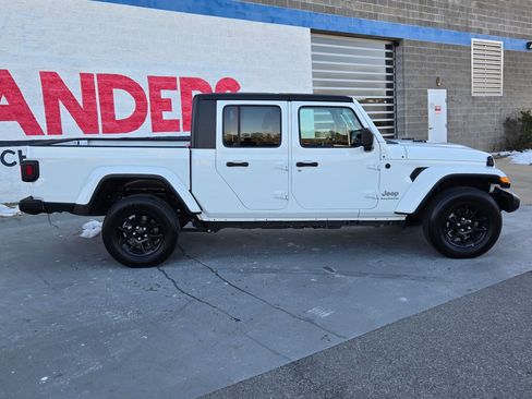 Used 2023 Jeep Gladiator Overland image 8