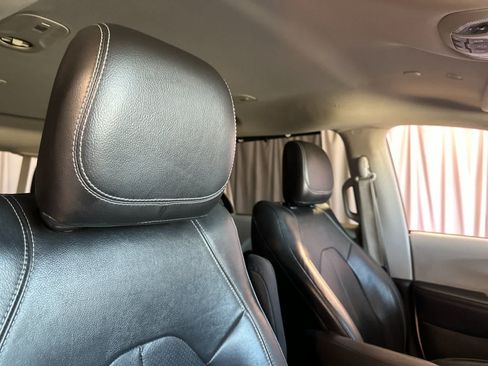 Used 2022 Chrysler Pacifica Touring-L FWD image 19