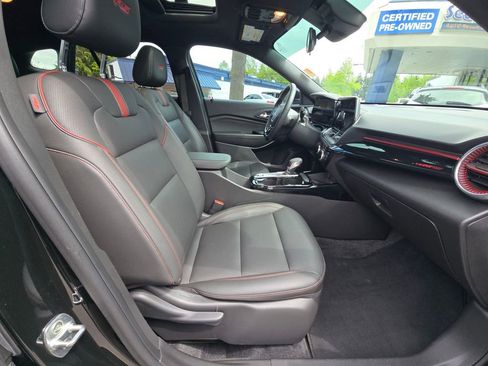 Used 2024 Chevrolet Trax RS w/ Sunroof Package FWD image 11