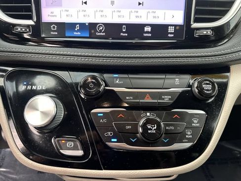 Used 2022 Chrysler Pacifica Touring-L FWD image 36