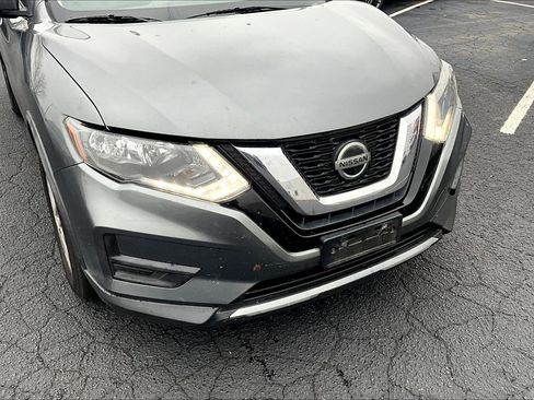 Used 2018 Nissan Rogue SV image 3