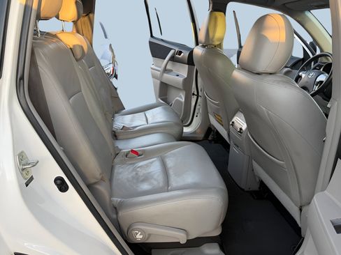 Used 2013 Toyota Highlander Plus FWD image 12