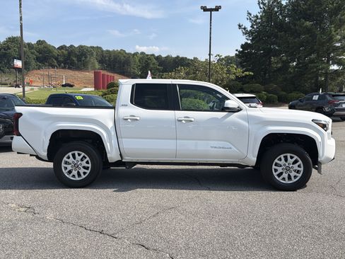 Certified 2025 Toyota Tacoma SR5 AWD/4WD image 17