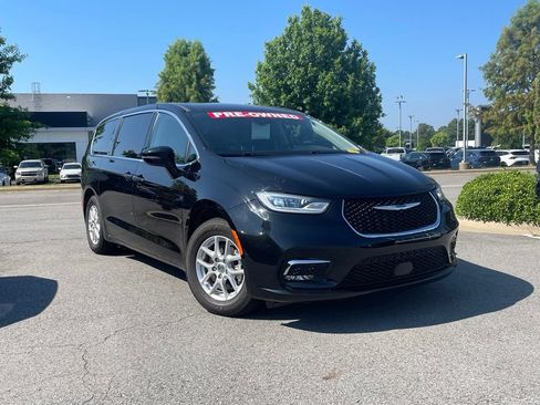 Used 2024 Chrysler Pacifica Touring-L FWD image 2