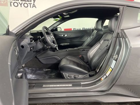 Used 2025 Ford Mustang GT Premium image 3