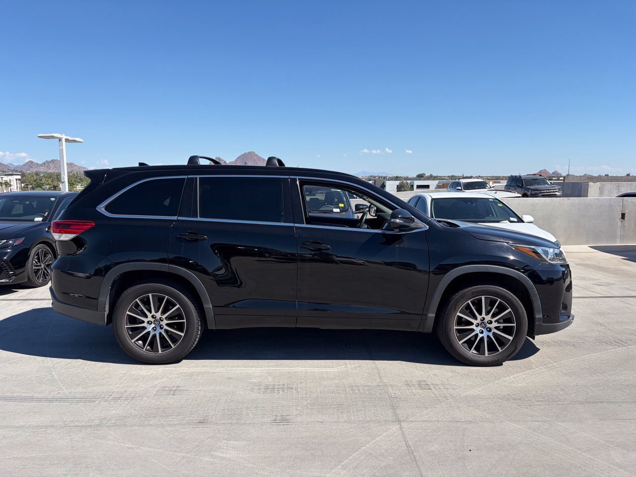 Used 2018 Toyota Highlander SE FWD image 3