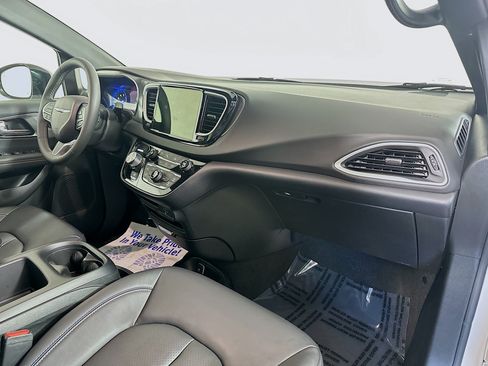 Used 2026 Chrysler Pacifica Select FWD image 28