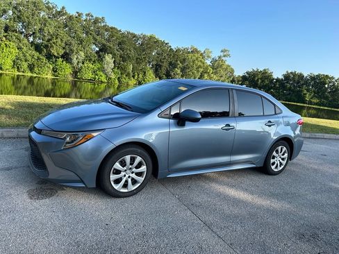 Used 2022 Toyota Corolla LE FWD image 2