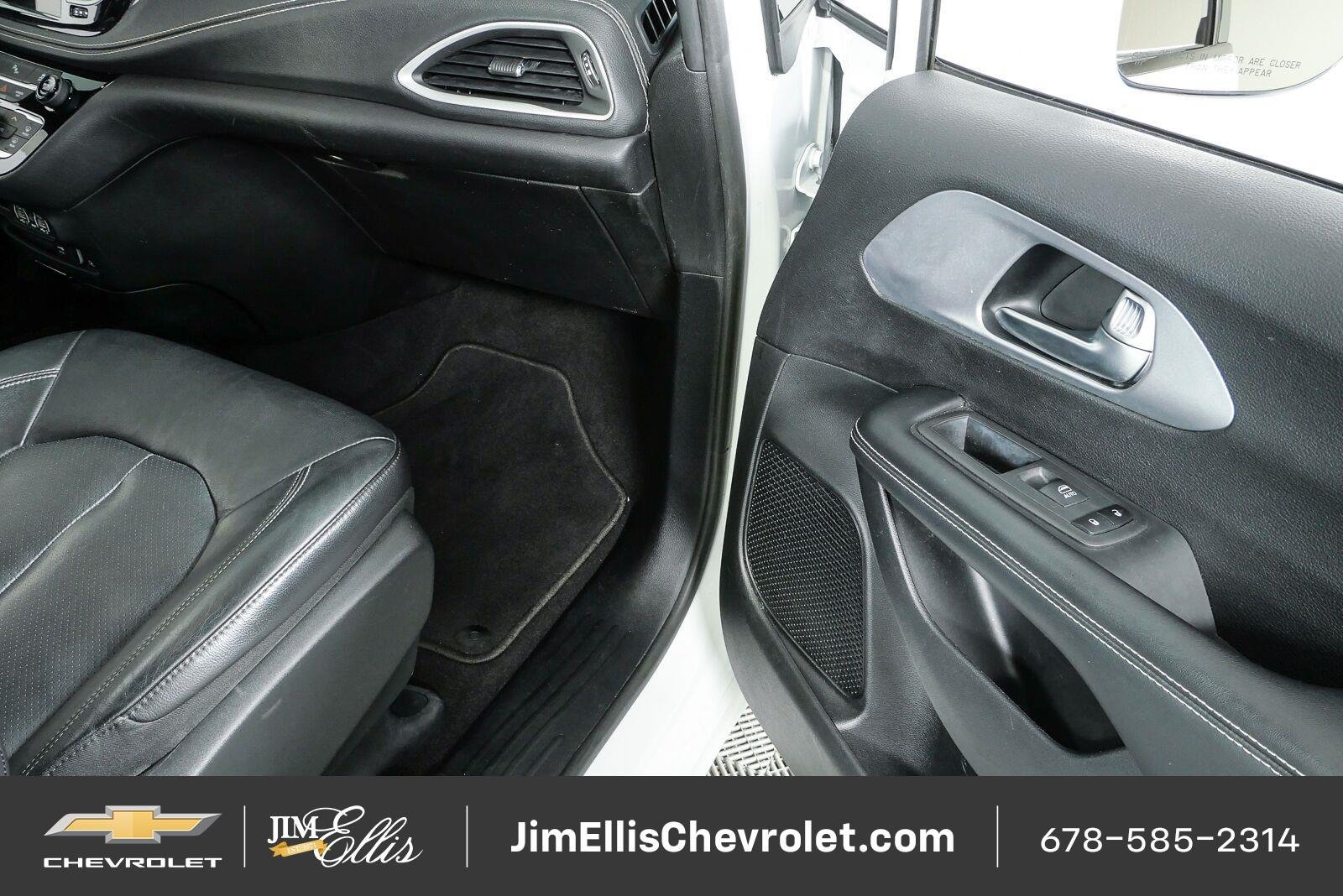 Used 2022 Chrysler Pacifica Touring-L w/ S Appearance Package FWD image 23
