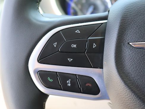 Used 2023 Chrysler Pacifica Touring-L FWD image 37