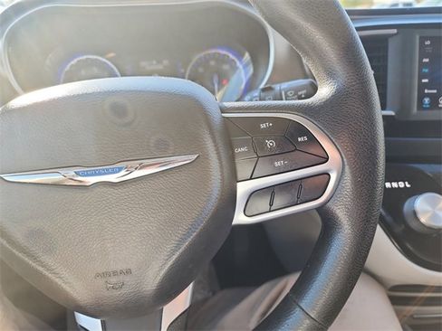 Used 2020 Chrysler Pacifica Touring image 21