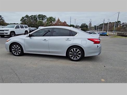 Used 2017 Nissan Altima 2.5 SL w/ Moonroof Package image 29