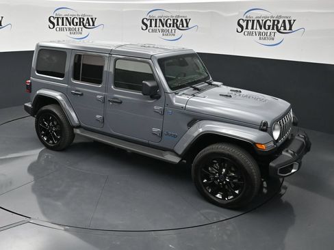 Used 2025 Jeep Wrangler Unlimited Sahara AWD/4WD image 12