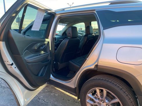 Used 2022 GMC Terrain SLT w/ Tech Package image 17