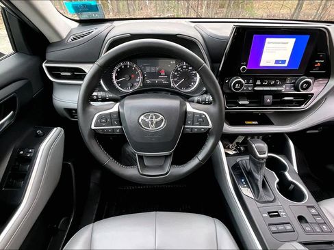 Used 2023 Toyota Highlander XLE image 6