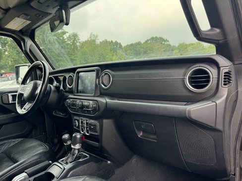 Used 2018 Jeep Wrangler Unlimited Sahara w/ Uconnect 4C Nav & Sound Group AWD/4WD image 20