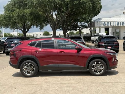 Used 2025 Chevrolet Trax LT FWD image 3